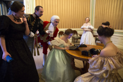 Костюмеры киностудии одевают героев проекта "Елки на берегах Невы"